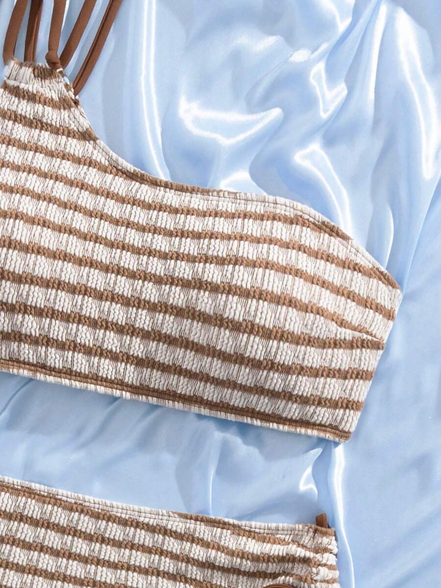 Moderner Damen Streifenbikini Zweiteiler High Waist, perfekt für den Sommerurlaub. Stylische Bademode.