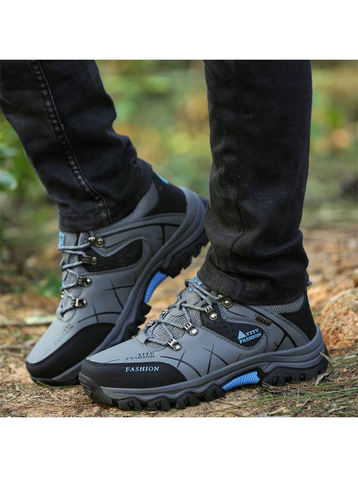 Schnürsystem des robusten Herren Outdoor-Schuhs in Grau/Schwarz. Sicherer Halt für jedes Abenteuer.