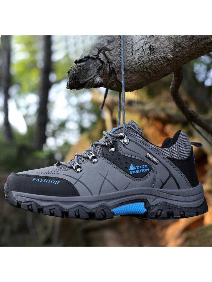 Rückansicht: Bequemer Herren Trekkingschuh in Grau mit stabiler Fersenstütze für Outdoor-Abenteuer.