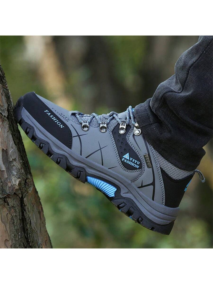 Profilsohle des grauen Herren Outdoor-Schuhs. Exzellenter Grip für sicheren Halt auf jedem Terrain.