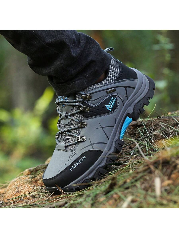 Paar robuster Herren Trekkingschuhe in Grau/Schwarz. Perfekt für Wanderungen & Freizeit im Freien.