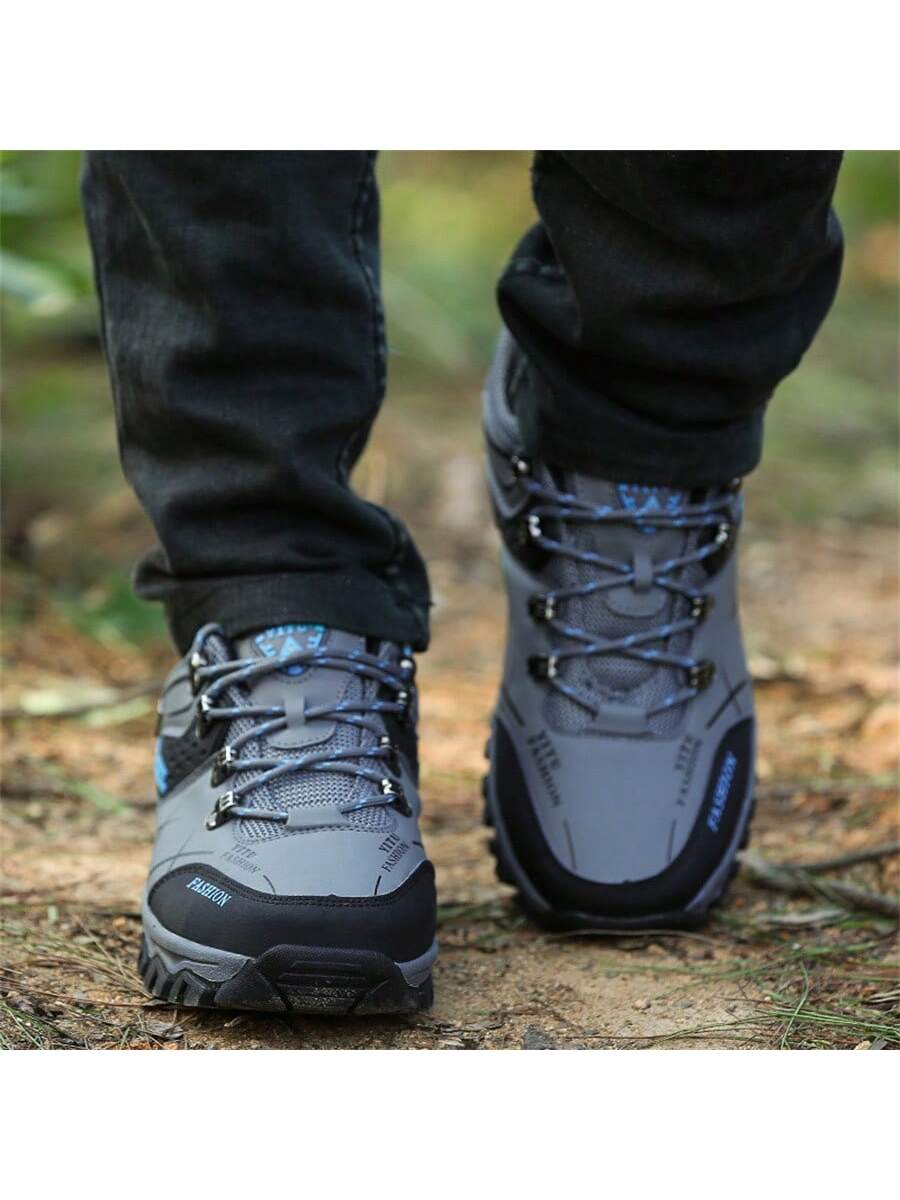 Nahaufnahme des atmungsaktiven Obermaterials vom grauen Herren Wanderschuh. Ideal für lange Touren.