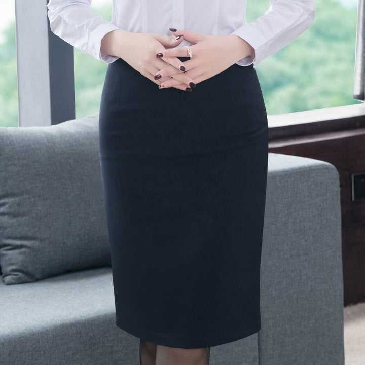 Eleganter Damenrock, mittellang, mit hüftiger Passform. Warmer Stoff für komfortable Winterlooks.