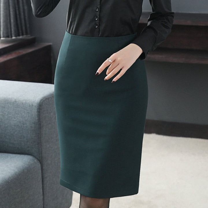 Femininer, warmer Damenrock in klassischem Schnitt. Mittellang und einfarbig für zeitlose Eleganz.