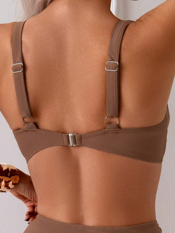 Modischer brauner Damen Bikini Zweiteiler. Push-Up Oberteil und High Waist Hose. Stilvolle Bademode für Frauen.