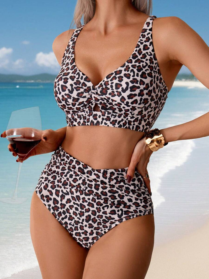 Modischer Damen Zweiteiler Bikini mit High Waist Hose und Leopardenmuster. Stilvolle Schwimmbekleidung für Urlaub.