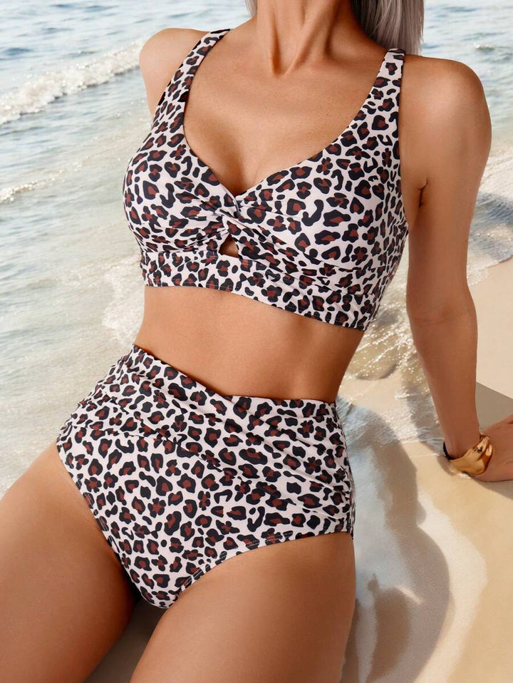 Figurschmeichelnder Damen High Waist Bikini mit wildem Leopardenmuster. Zweiteiler Bademode für Strand & Pool.