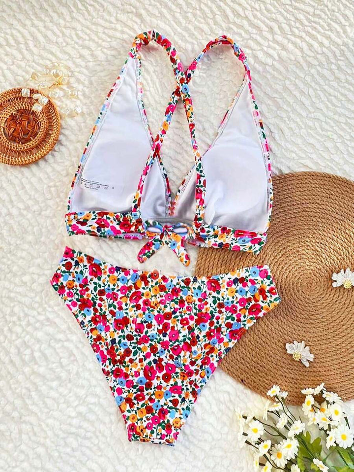 Sommerlicher Damenbikini, floraler Zweiteiler mit Halterneck-Oberteil und schmeichelhaftem V-Ausschnitt.