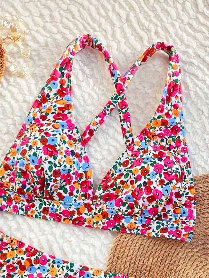 Eleganter Damenbikini: Florales Muster, Halterneck & V-Ausschnitt. Ideal für den Urlaub am Meer.