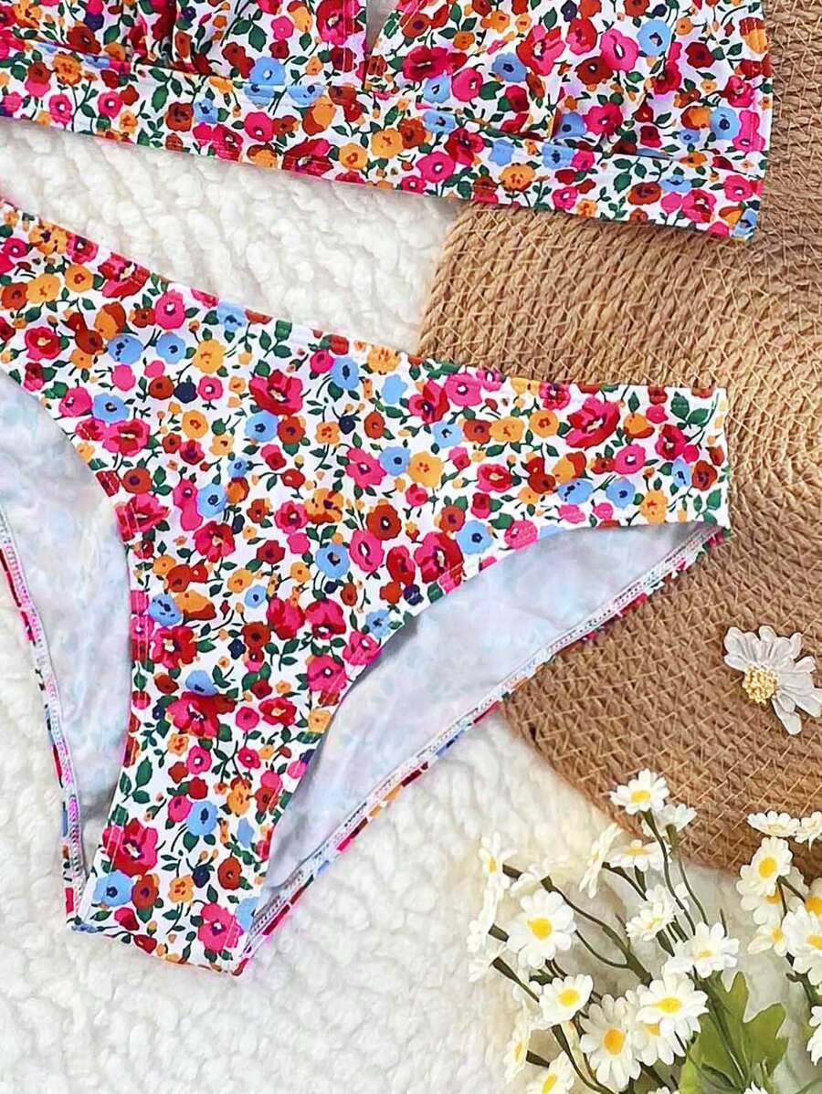Damen-Bikini: Exotisches Blumenmuster, Halterneck-Top, V-Ausschnitt. Feminine Bademode für den Sommer.