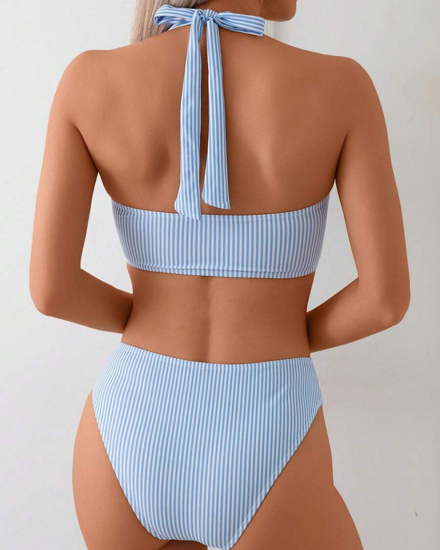 Modernes Damen Bikini Set im Küstenstil für unbeschwerte Sommertage am Strand.