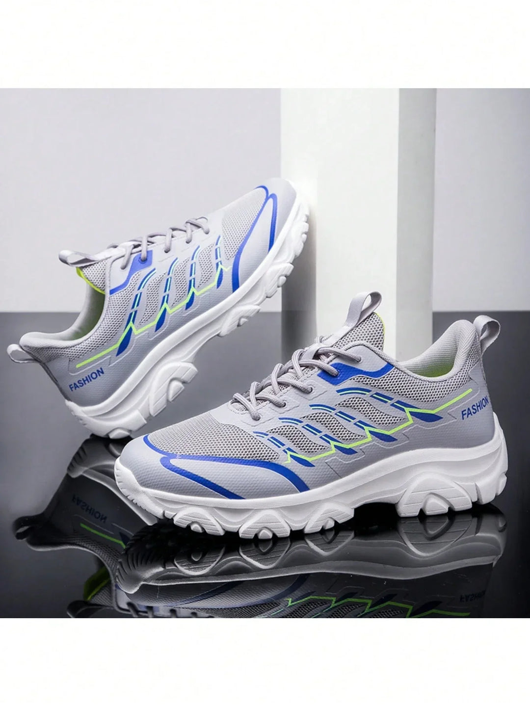 Robuster Outdoorschuh für Herren, hellgrau, bietet Leichtigkeit und Komfort auf jeder Trekkingtour.