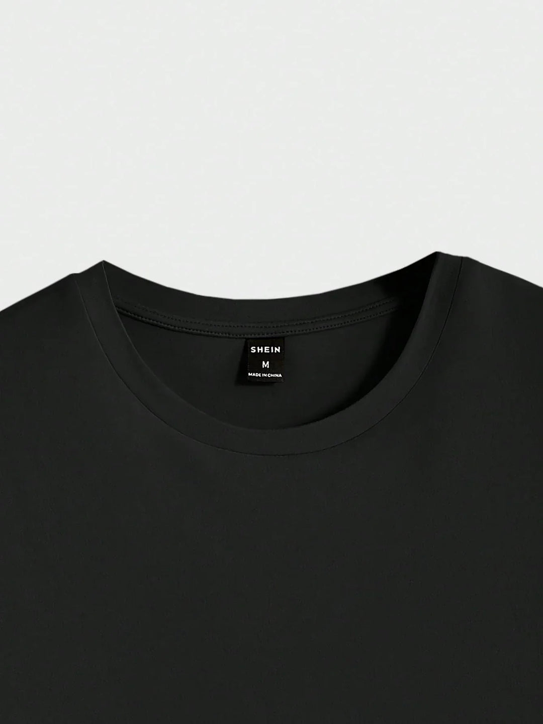Mann trägt bequemes, strukturiertes Herren Rundhals T-Shirt. Perfekt für lässige Sommer- & Freizeit-Looks.
