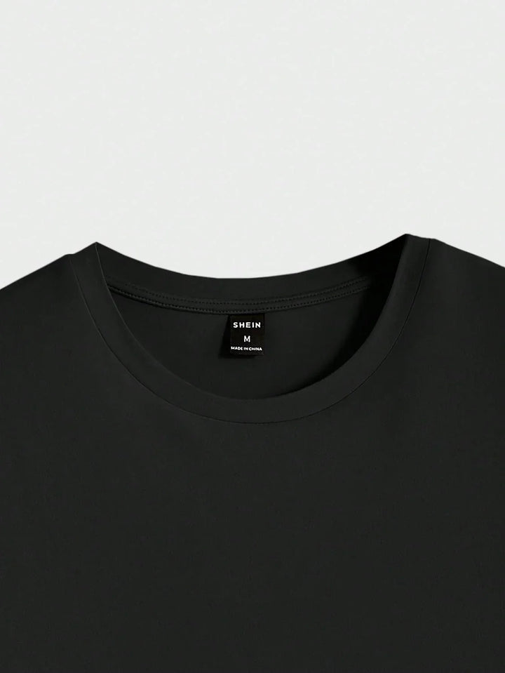 Mann trägt bequemes, strukturiertes Herren Rundhals T-Shirt. Perfekt für lässige Sommer- & Freizeit-Looks.