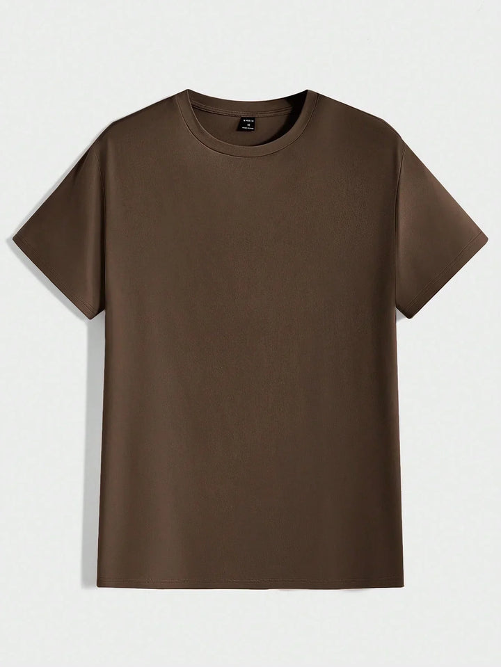 Frontansicht des strukturierten Herren T-Shirts mit Rundhals. Zeitloses Design für jeden Tag, bequem & lässig.