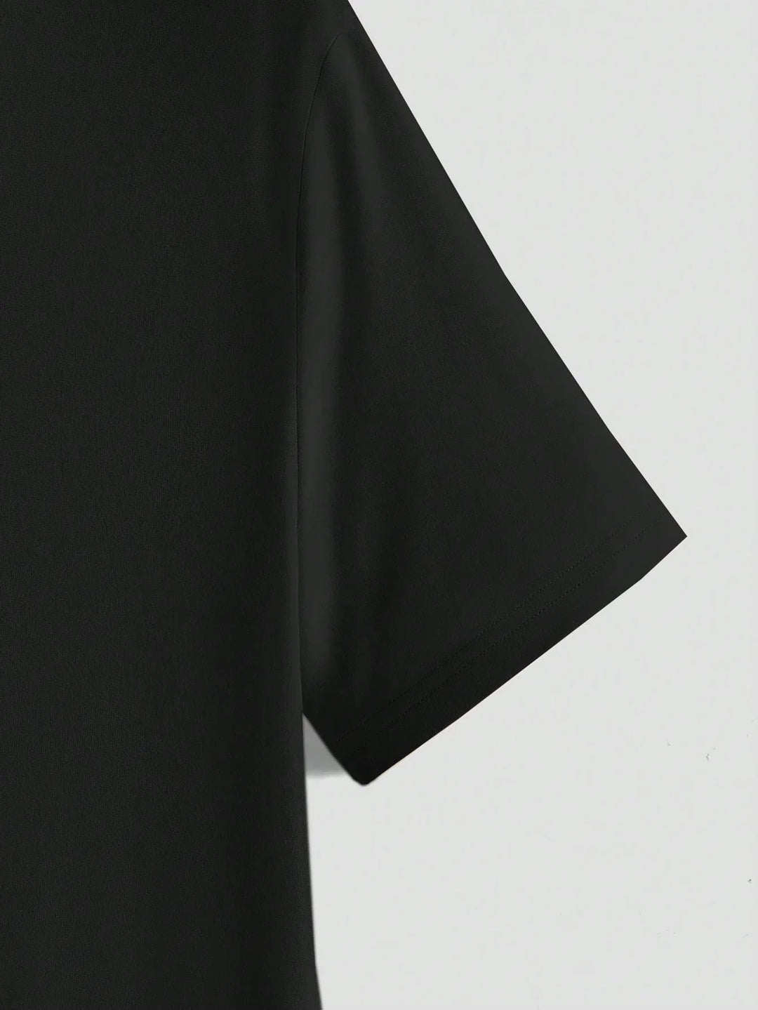 Rückansicht des lässigen Herren Rundhals T-Shirts mit feiner Struktur. Bequem & atmungsaktiv für den Sommer.