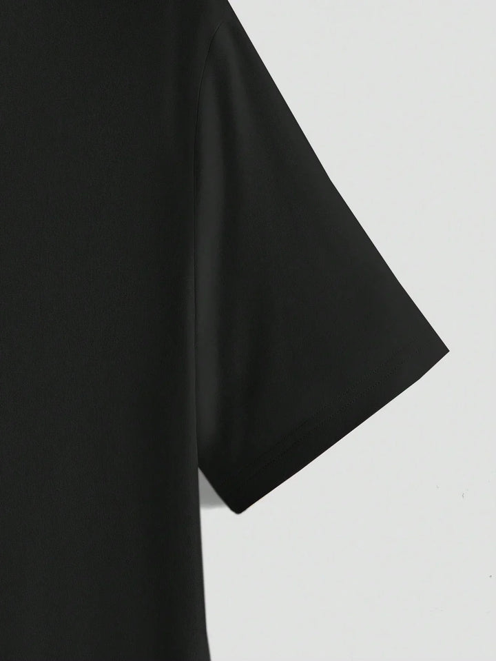 Rückansicht des lässigen Herren Rundhals T-Shirts mit feiner Struktur. Bequem & atmungsaktiv für den Sommer.