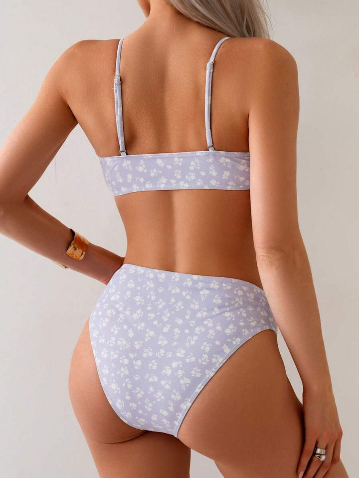 Elastischer High Waist Bikini Damen, floral bedruckt, bügellos. Für Komfort am Strand.