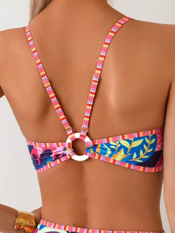 Nahaufnahme: Blauer High-Waist Damen Bikini mit detailliertem tropischem Muster. Bequemer Stoff für Sommer.