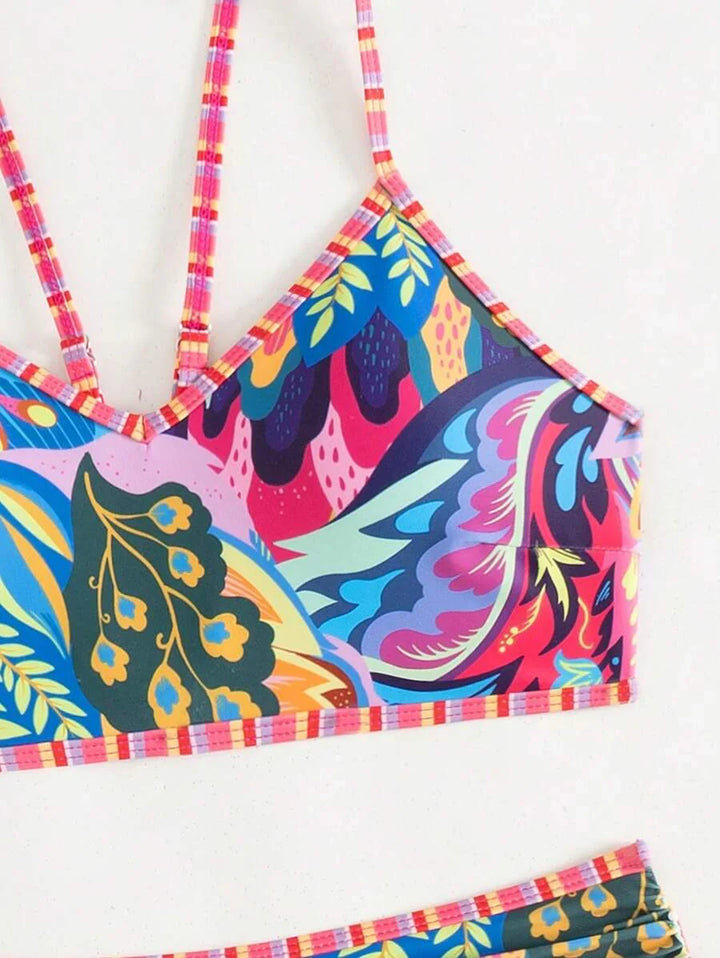 Oberteil des blauen Damen High-Waist Bikinis mit tropischem Muster. Stylisher Zweiteiler für Strand & Pool.