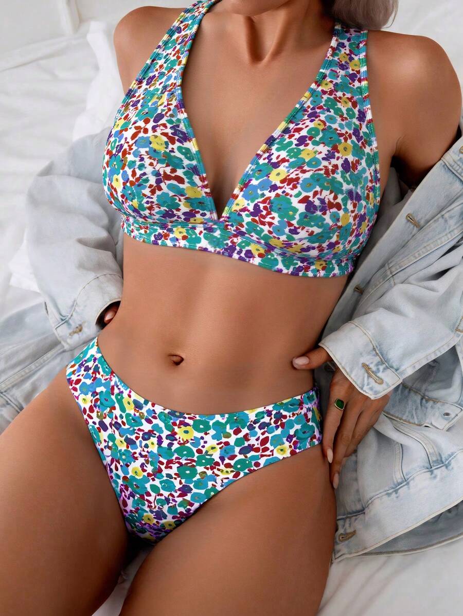 Eleganter Damen-Zweiteiler: Floraler Bikini mit Halterneck und schmeichelndem V-Ausschnitt für den Pool.