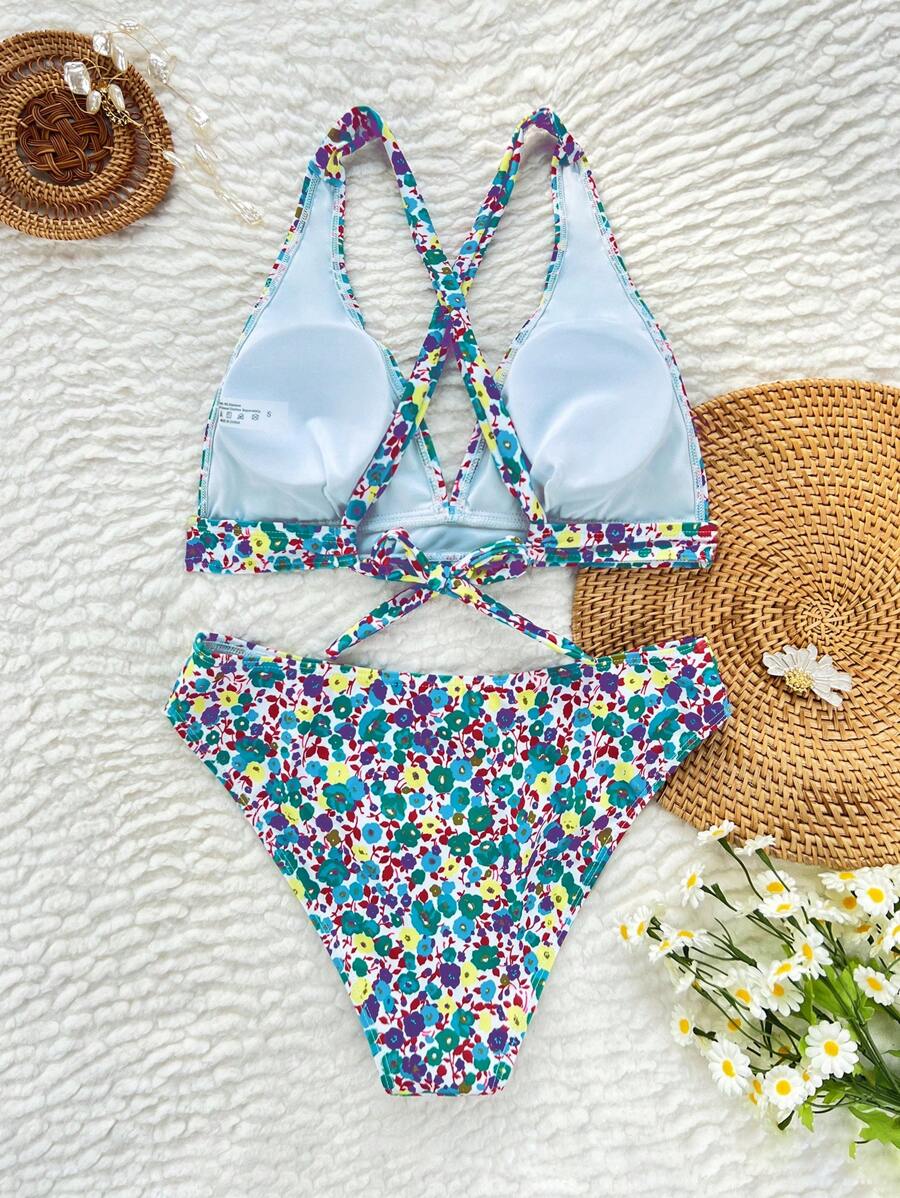 Sommerlicher floraler Damenbikini mit Halterneck-Top und femininem V-Ausschnitt. Für Strand & Sonne.