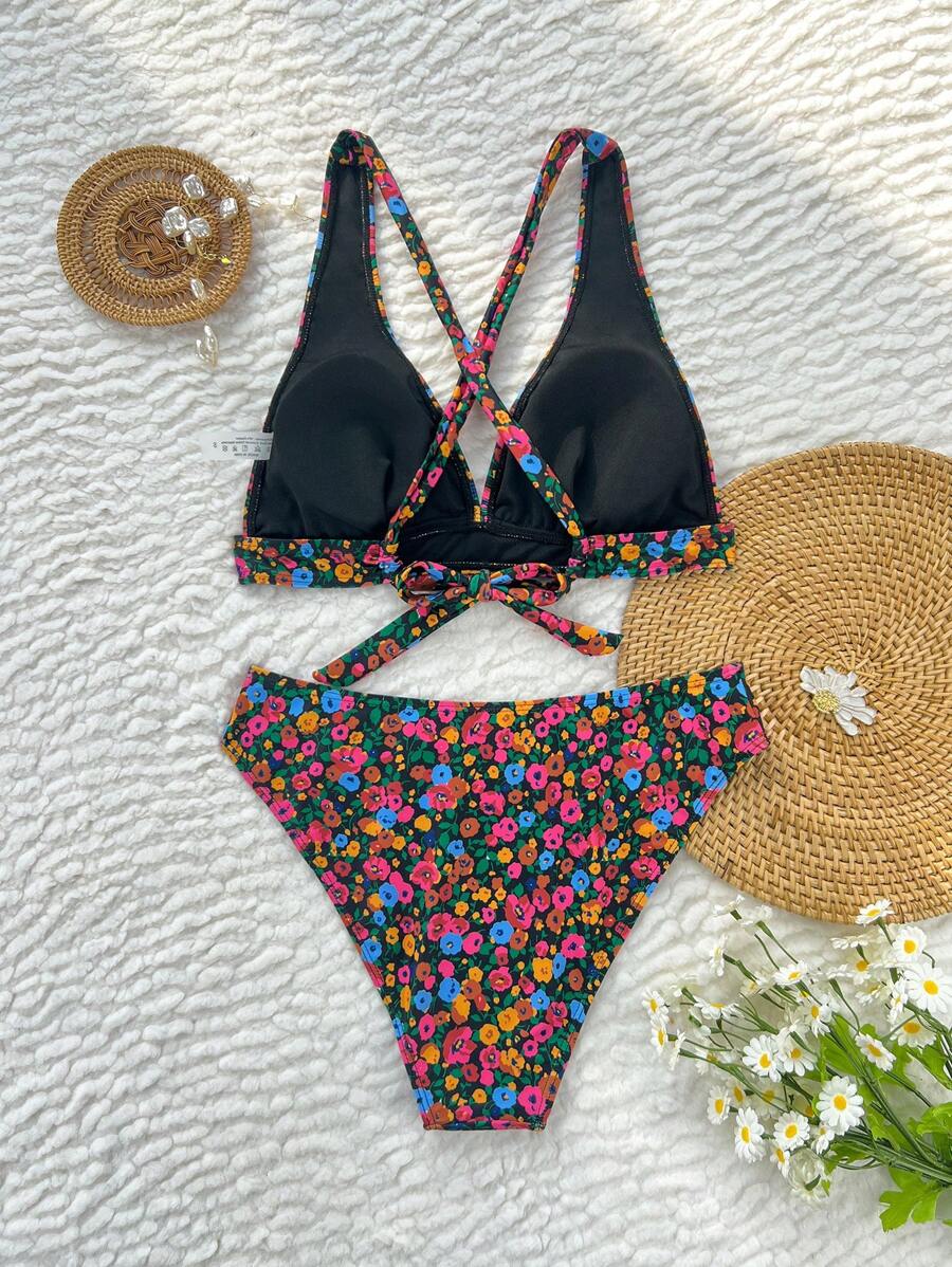 Femininer Halterneck-Bikini für Damen. Florales Muster, V-Ausschnitt. Gepolstert für Komfort am Strand.