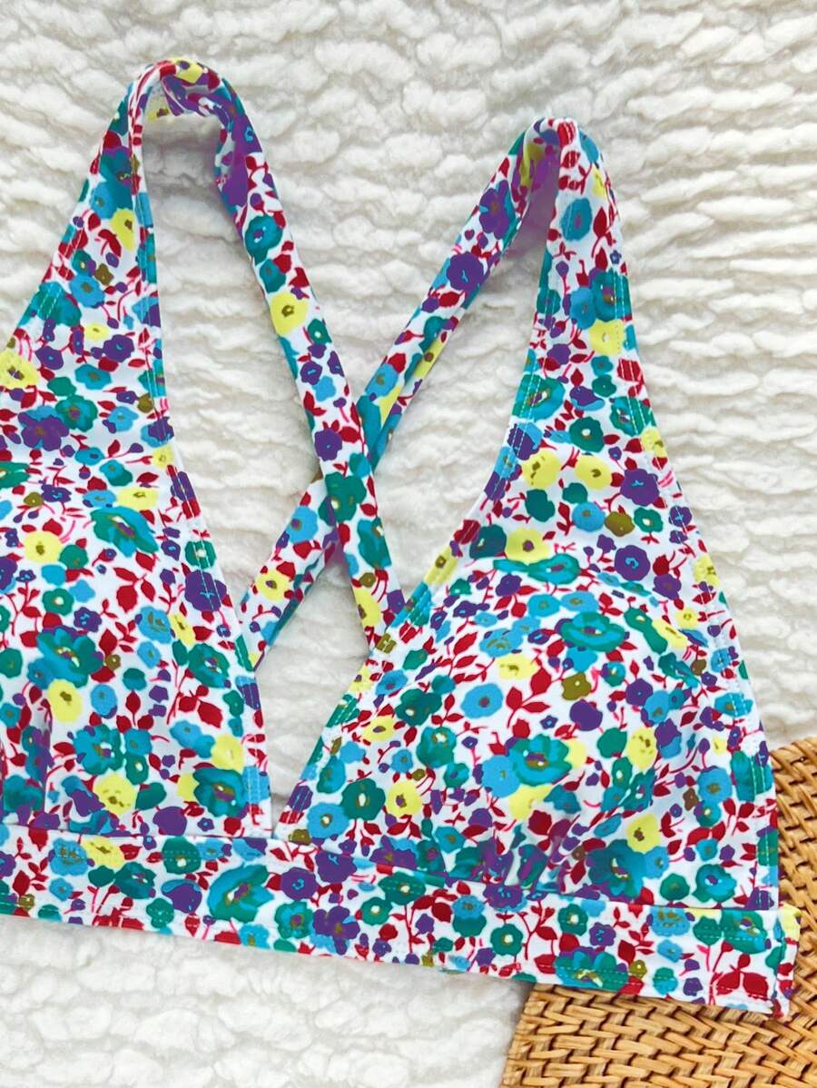 Moderner Damenbikini: Blumenmuster, Halterneck-Design und V-Ausschnitt. Stylische Bademode für Frauen.