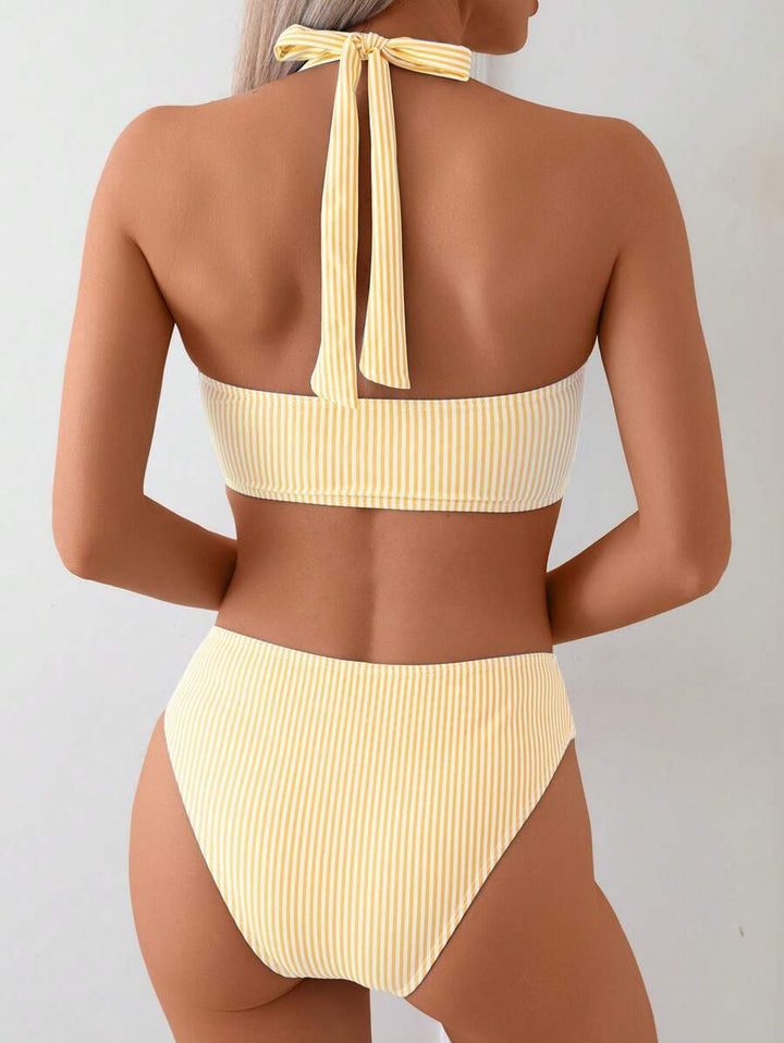 High Waist Bandeau Bikini für Damen, gestreiftes Design, ideal für Strandtage.