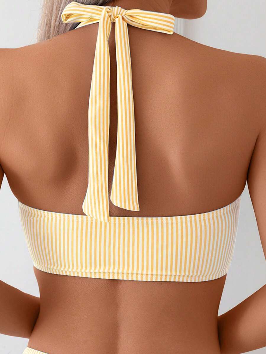 Zweiteiliger Damen Bikini: Gestreiftes Bandeau Oberteil, High Waist Unterteil.