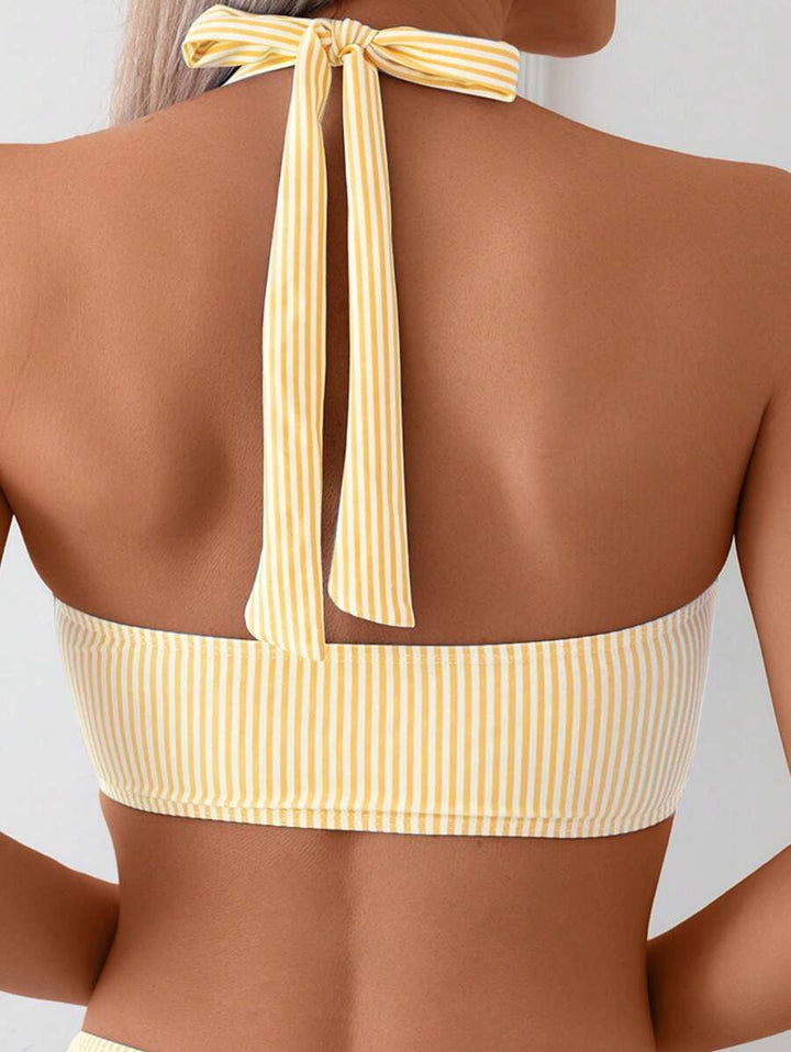 Zweiteiliger Damen Bikini: Gestreiftes Bandeau Oberteil, High Waist Unterteil.