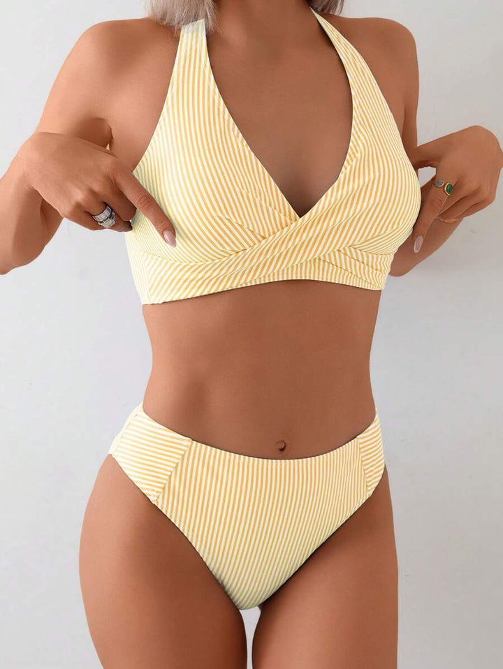 Eleganter gestreifter Damen Bandeau High Waist Bikini Zweiteiler für den Sommerurlaub.