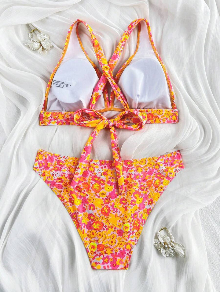 Modischer Damen-Halterneck-Bikini. Florales Design, V-Ausschnitt. Perfekt für jede Badenixe.