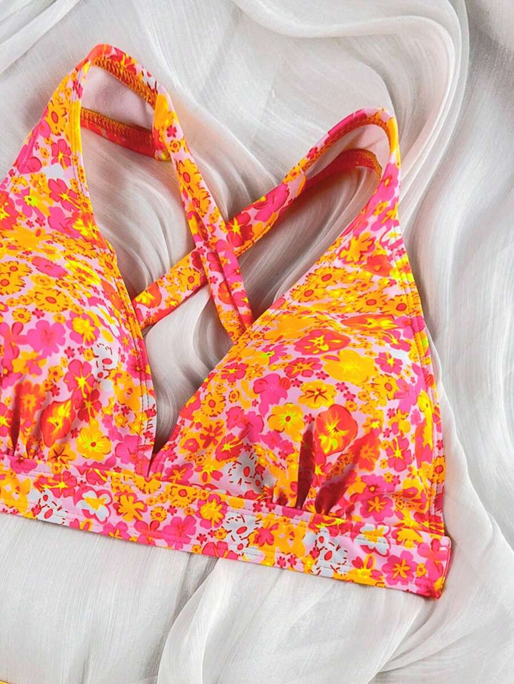 Farbenfroher Damenbikini: Floraler Zweiteiler mit Halterneck & V-Ausschnitt. Für sonnige Stunden.