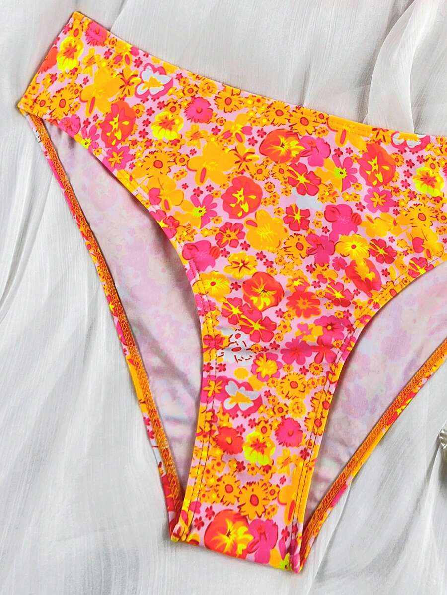 Eleganter Damenbikini mit Blumenprint, Halterneck-Trägern und V-Ausschnitt. Feminin & stilvoll.