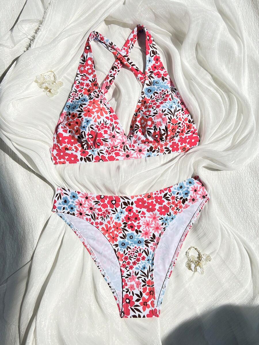 Hochwertiger Damenbikini mit floralem Muster. Halterneck-Oberteil & V-Ausschnitt. Stilvolle Bademode.