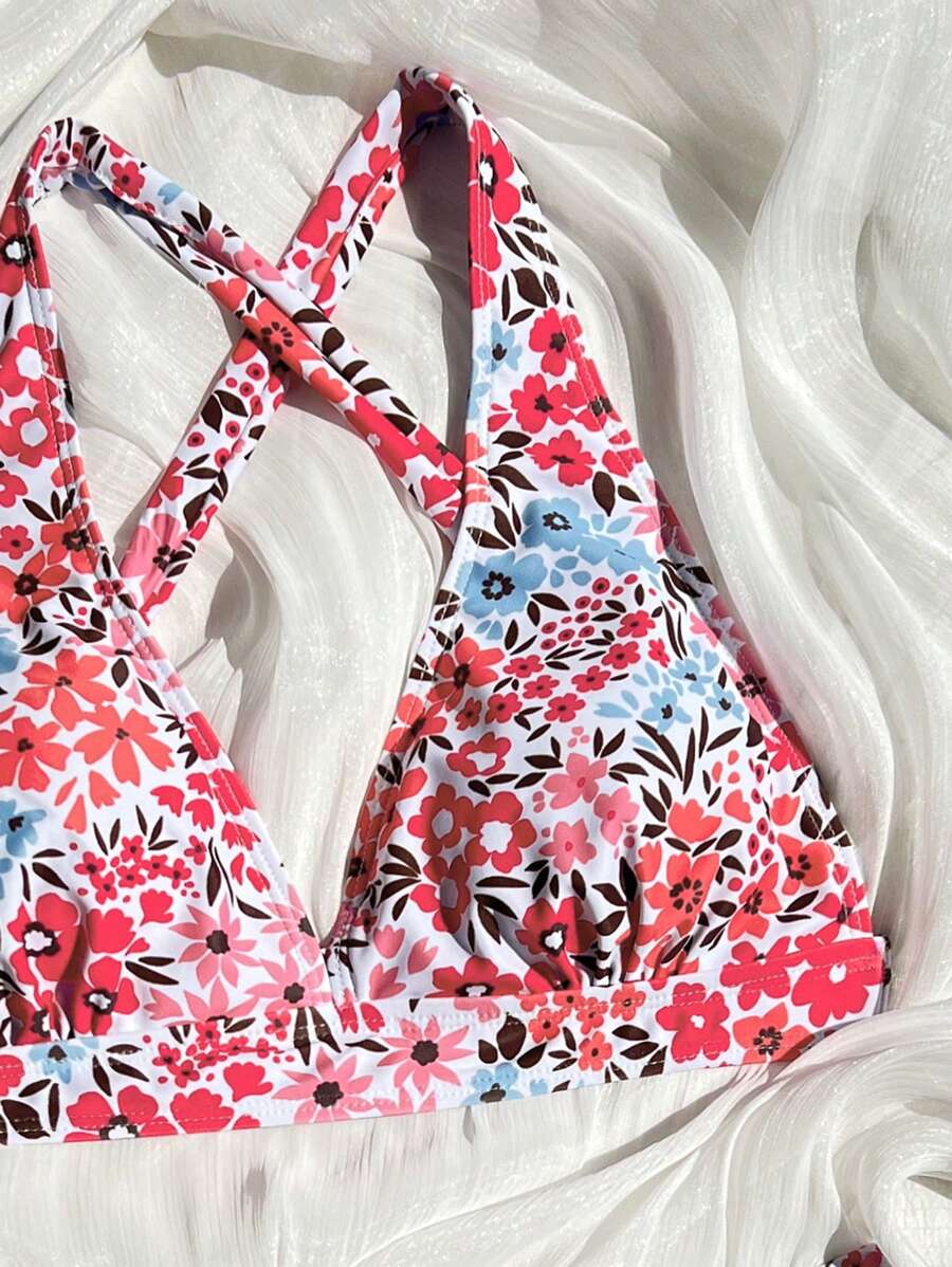 Romantischer Damenbikini mit Blumenmuster, Halterneck-Top und V-Ausschnitt. Für unbeschwerte Tage.