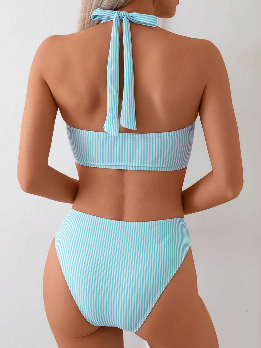 Gestreifter Bandeau Bikini für Damen, High Waist Schnitt, perfekter Zweiteiler.