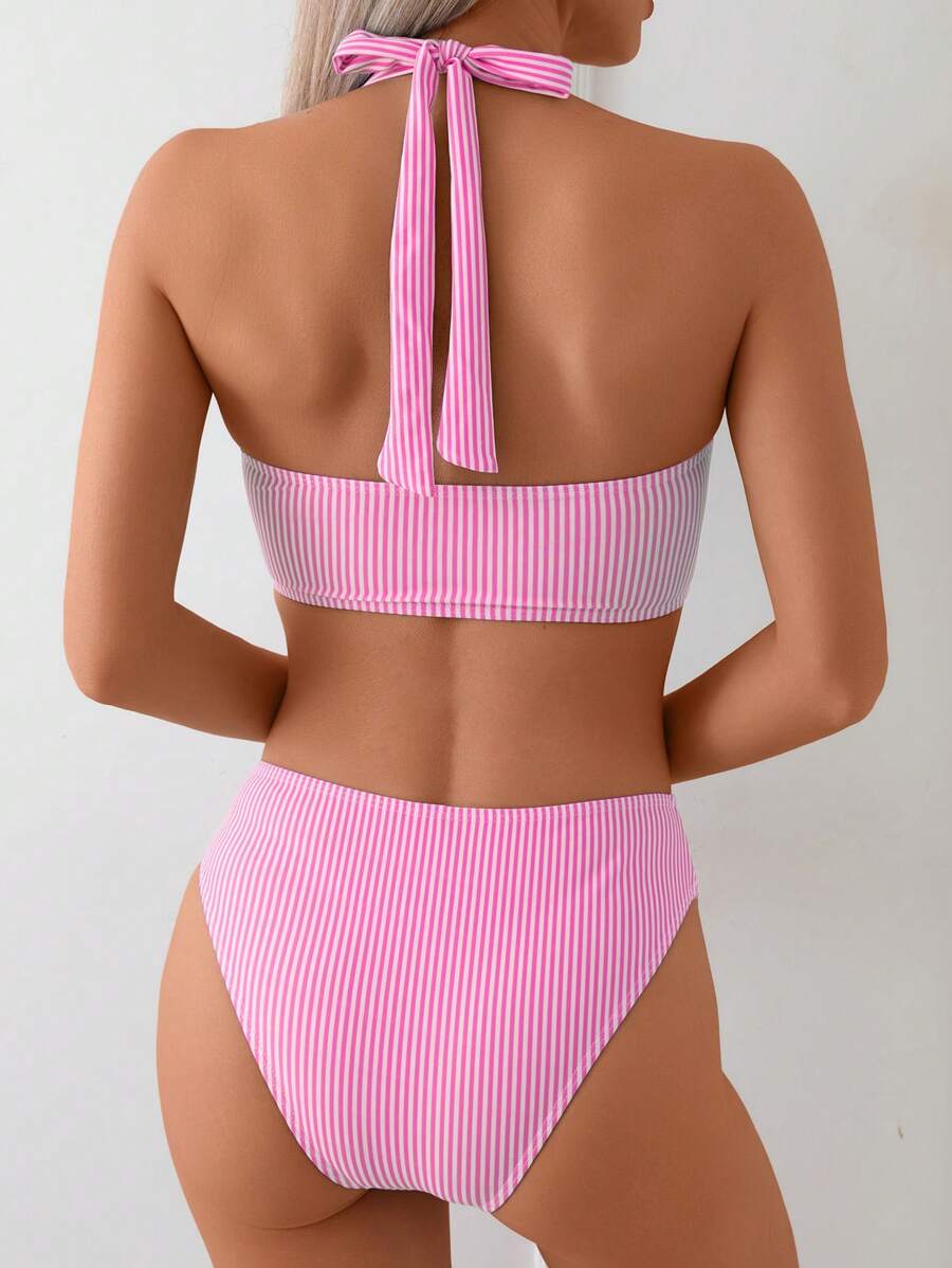 Modischer gestreifter Damen Bikini mit Bandeau Top & High Waist Hose für Strandmode.