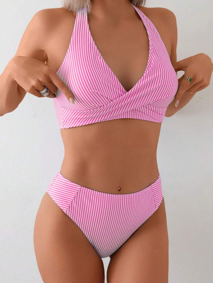 Damen High Waist Bandeau Bikini, gestreift, ideal für entspannte Tage am Meer.
