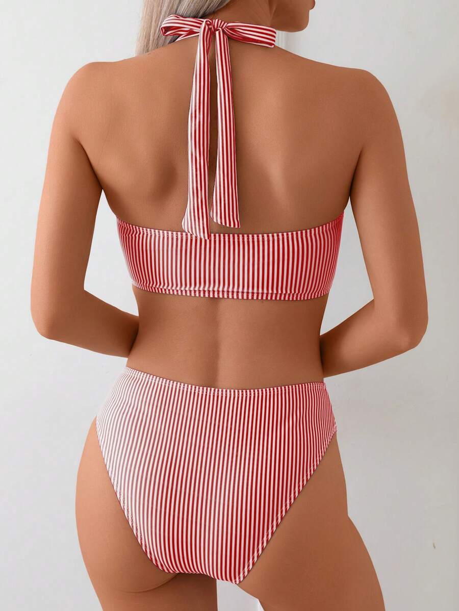 Sommerlicher Damen Zweiteiler Bademode mit Bandeau-Oberteil und hohem Bund.