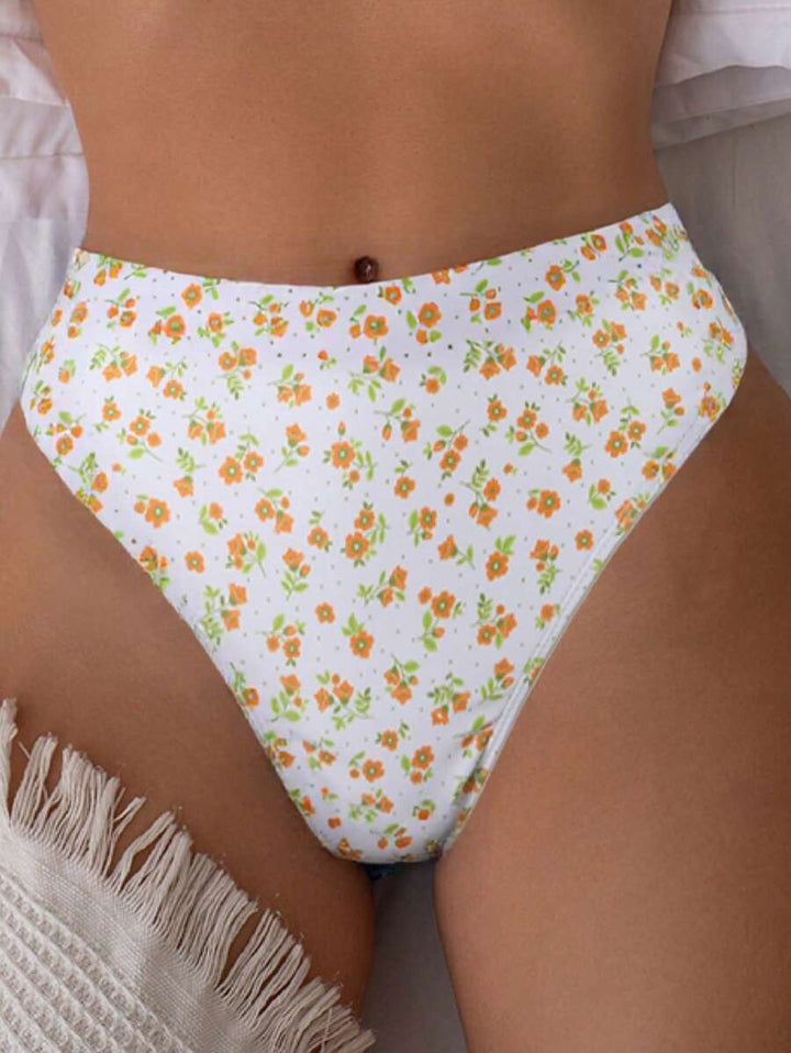 Elastischer, bügelloser Damen High Waist Bikini mit Blumen. Perfekte Bademode für den Sommer.