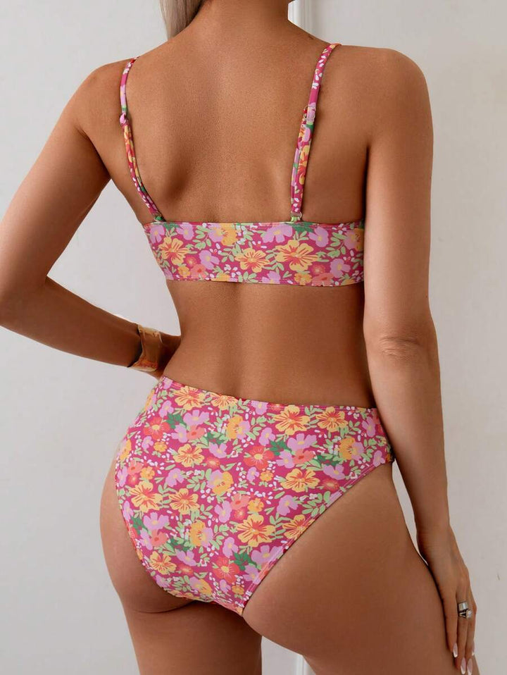 Elastischer Damen Bikini High Waist mit Blumen, bügellos. Perfekte Strandmode zum Wohlfühlen.