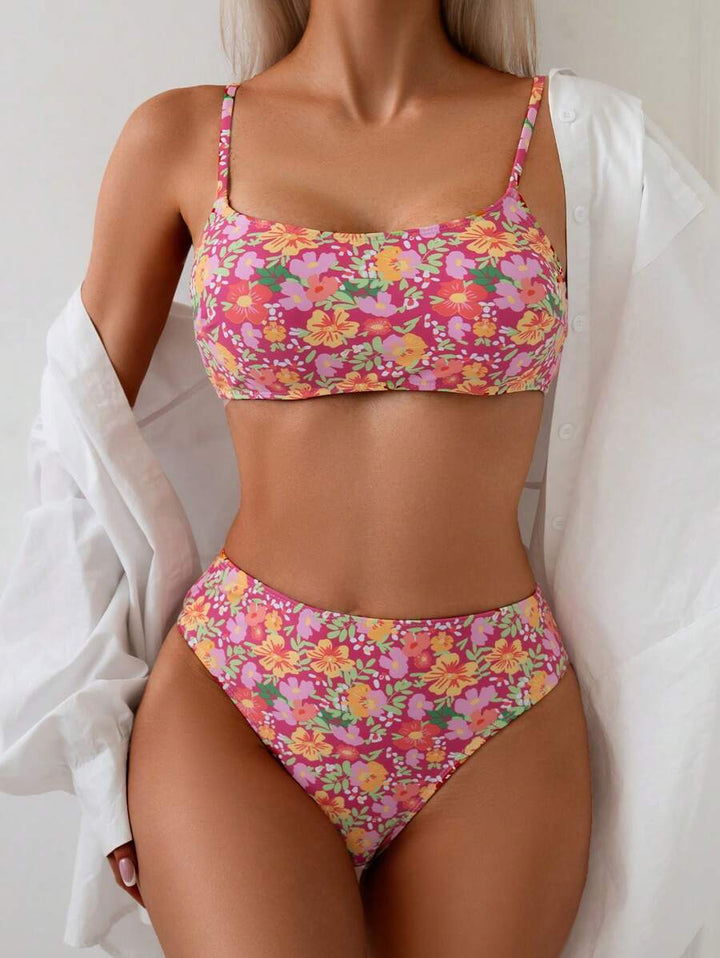 Floral gemusterter Damen High Waist Bikini, bügellos & dehnbar. Für unbeschwerte Sommertage.
