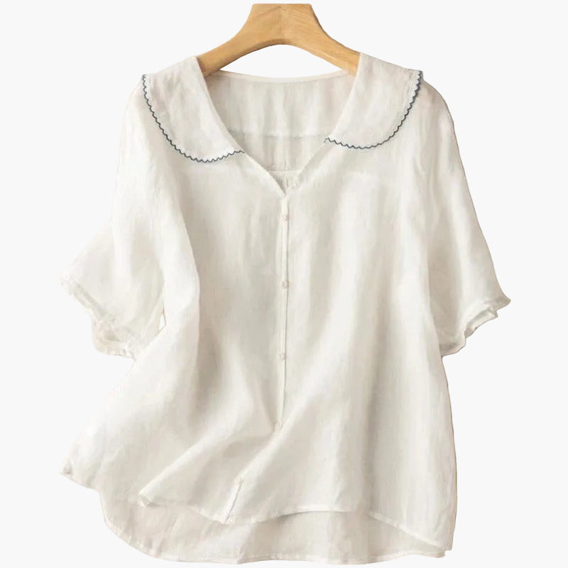 Charmante Damen Vintage Bluse mit charakteristischem Bubikragen, Kurzarm und entspannter Passform in Pastellfarbe.