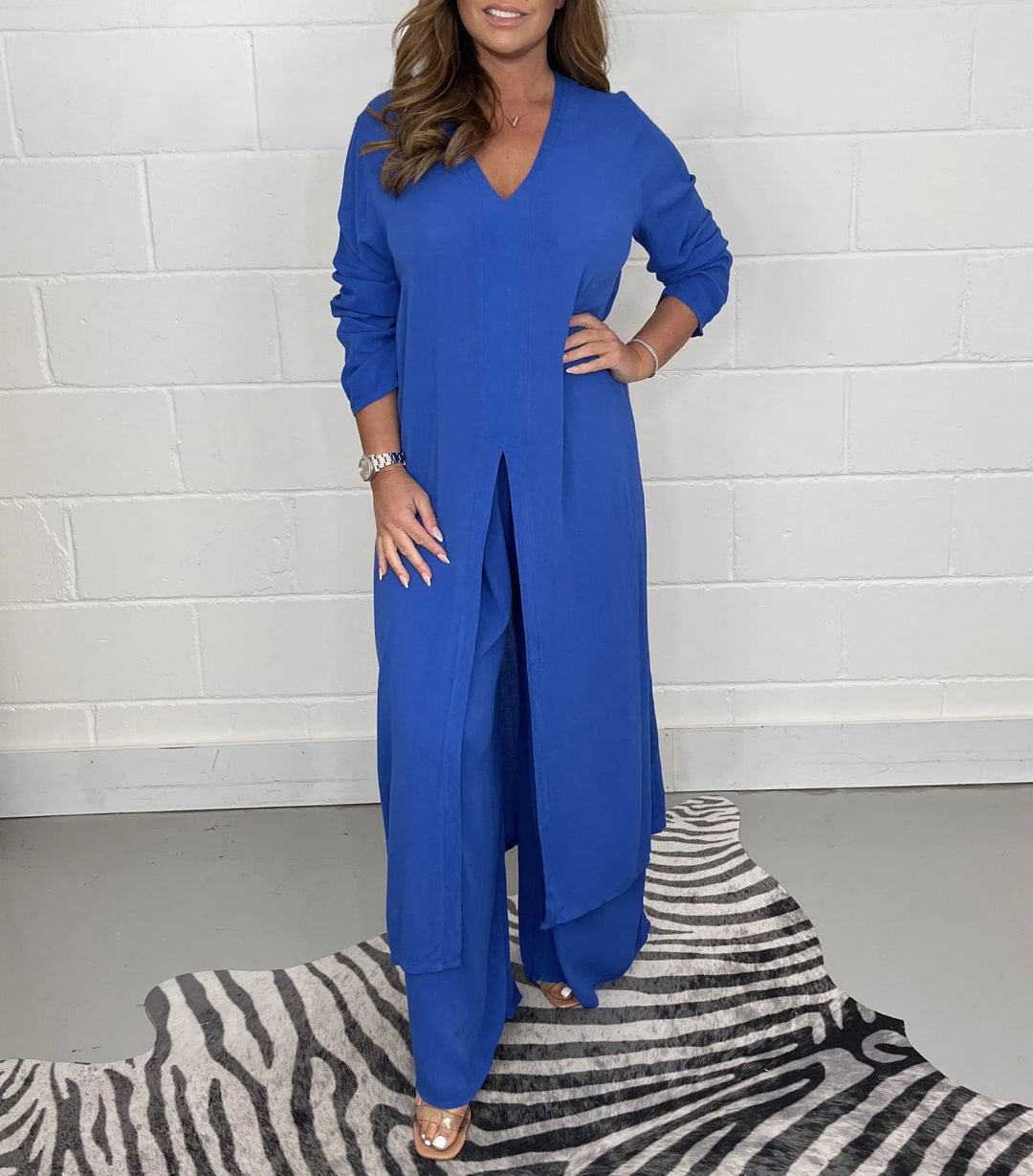 Vielseitiges Damenbekleidungs-Set für Herbst/Frühling. Beinhaltet elegante Bluse & komfortable Hose, ideal fürs Büro.