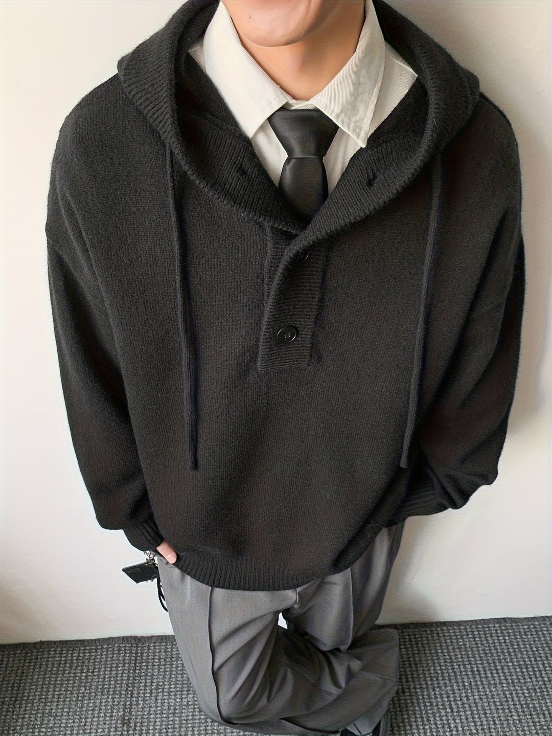 Warmer dunkelgrauer Herren Strick Hoodie mit Knopfleiste, perfekt für Herbst- & Wintertage.