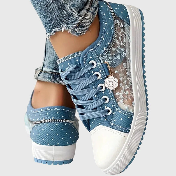 Nahaufnahme des atmungsaktiven Materials der ergonomischen Damen Sneaker. Komfortable Schuhe für den Alltag.
