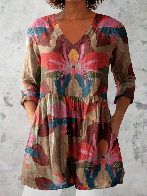 Elegante, mehrfarbige Damenbluse mit V-Ausschnitt, langer Passform und fließendem Stil für stilvolle Freizeitmode.