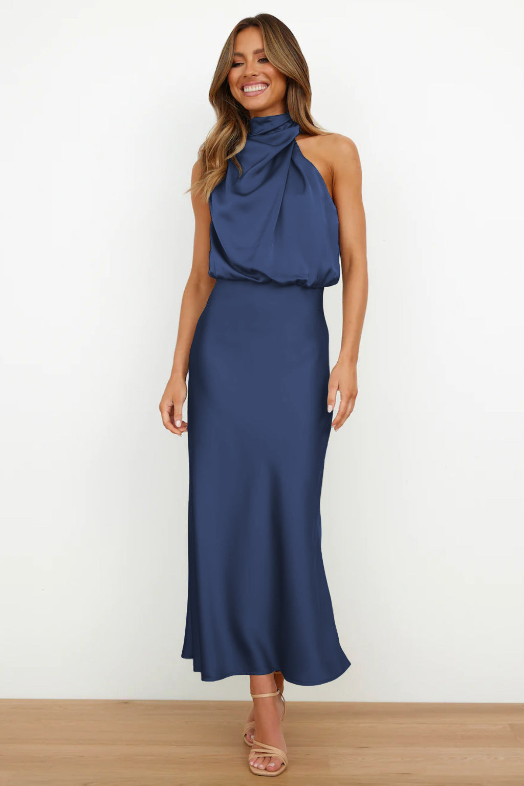 Leichtes Frühlingskleid: Damen Neckholder Midikleid, elegant geschnitten. Ideal als Sommerkleid für Hochzeiten.
